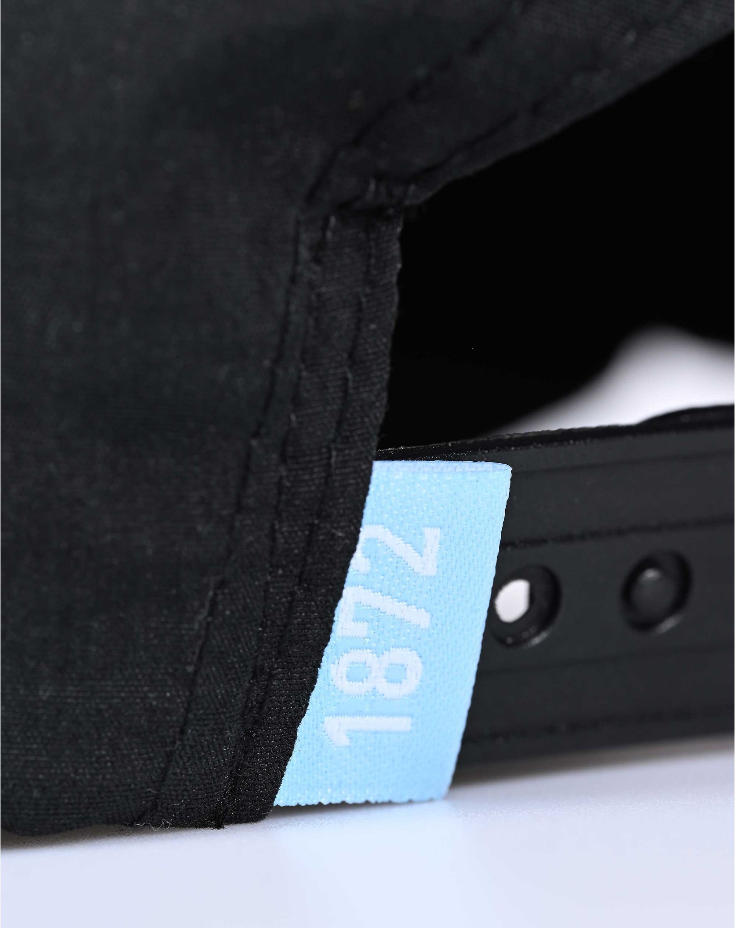Casquette Technique Noire - Détail Languette Casquette Technique Noire - Détail Languette